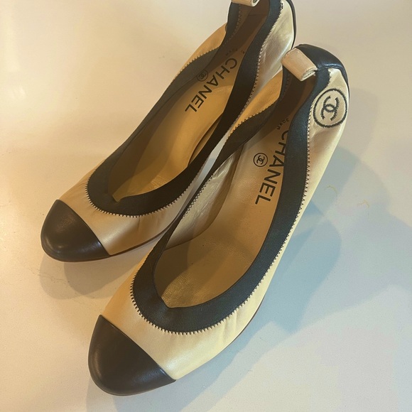 Vintage CHANEL Pumps - Picture 3 of 3